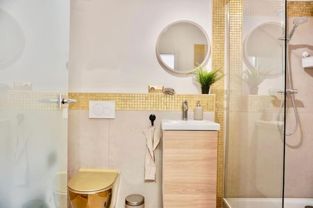 Neu Modernes Apartment In Top Lage, Free Parking Max 1,65M Hoehe Und 1,8M Breite كارلسروه المظهر الخارجي الصورة
