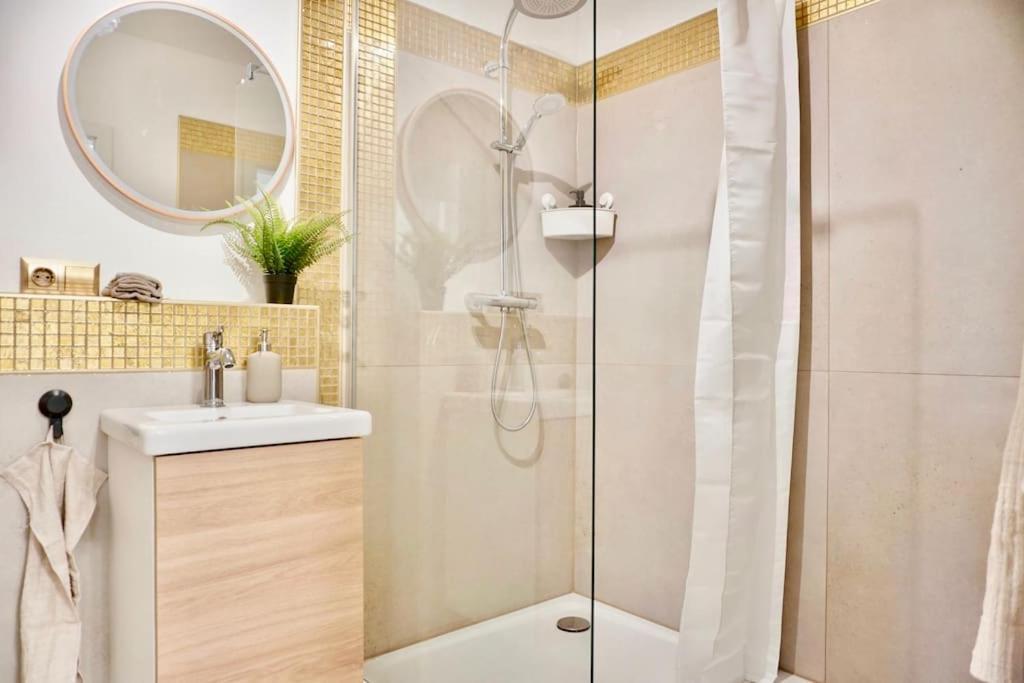 Neu Modernes Apartment In Top Lage, Free Parking Max 1,65M Hoehe Und 1,8M Breite كارلسروه المظهر الخارجي الصورة